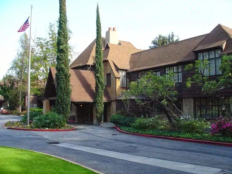 Aurora Las Encinas Hospital - Thumbnail 2