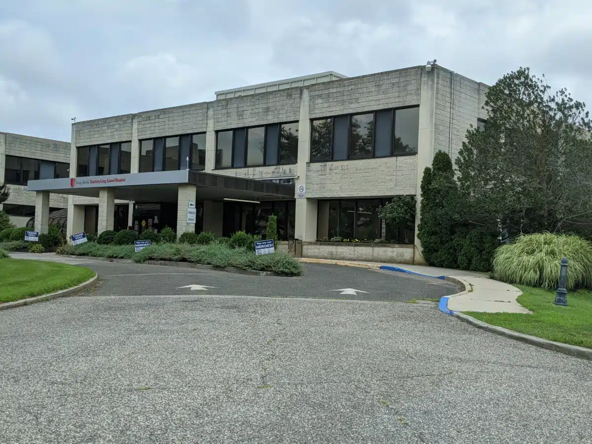 Stony Brook Eastern Long Island Hosp - Thumbnail 2